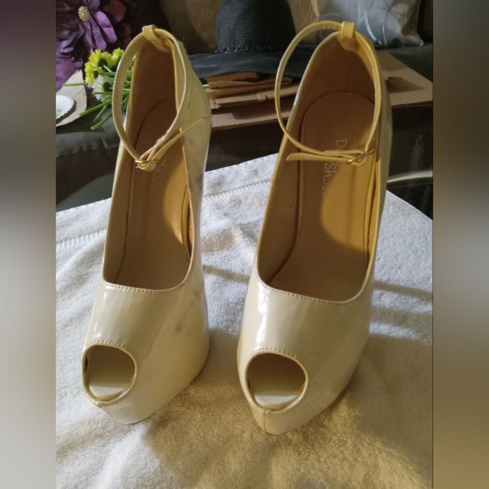 DAILY SHOES Sz 8.5. Off white 6" Peep Toe HEELS.